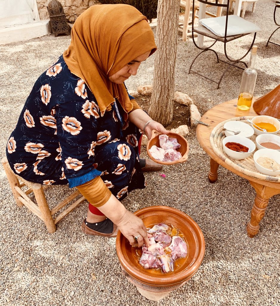 Die Tajine wird befüllt